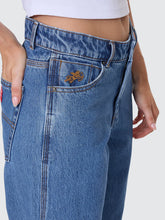 Load image into Gallery viewer, Sloucher Jean - Sky High Blue
